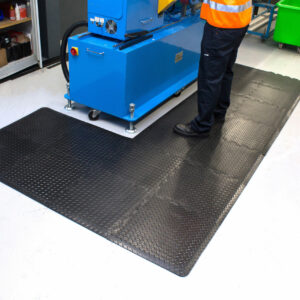 Diamond detailing anti-fatigue mat next to a packing station